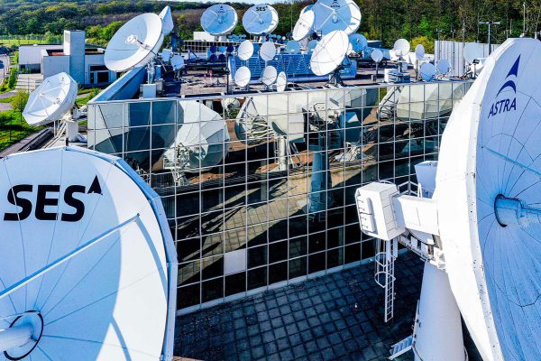 SES renforce son pari sur la connexion des mobiles par satellite